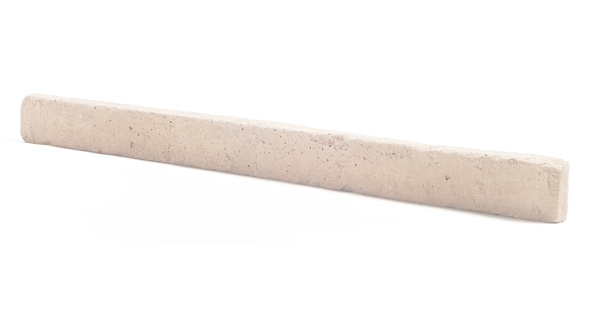 Pojedyncza płytka elewacyjna MaxBerg Long Beige01 w jasnobeżowym kolorze, pokazana pod kątem na białym tle.