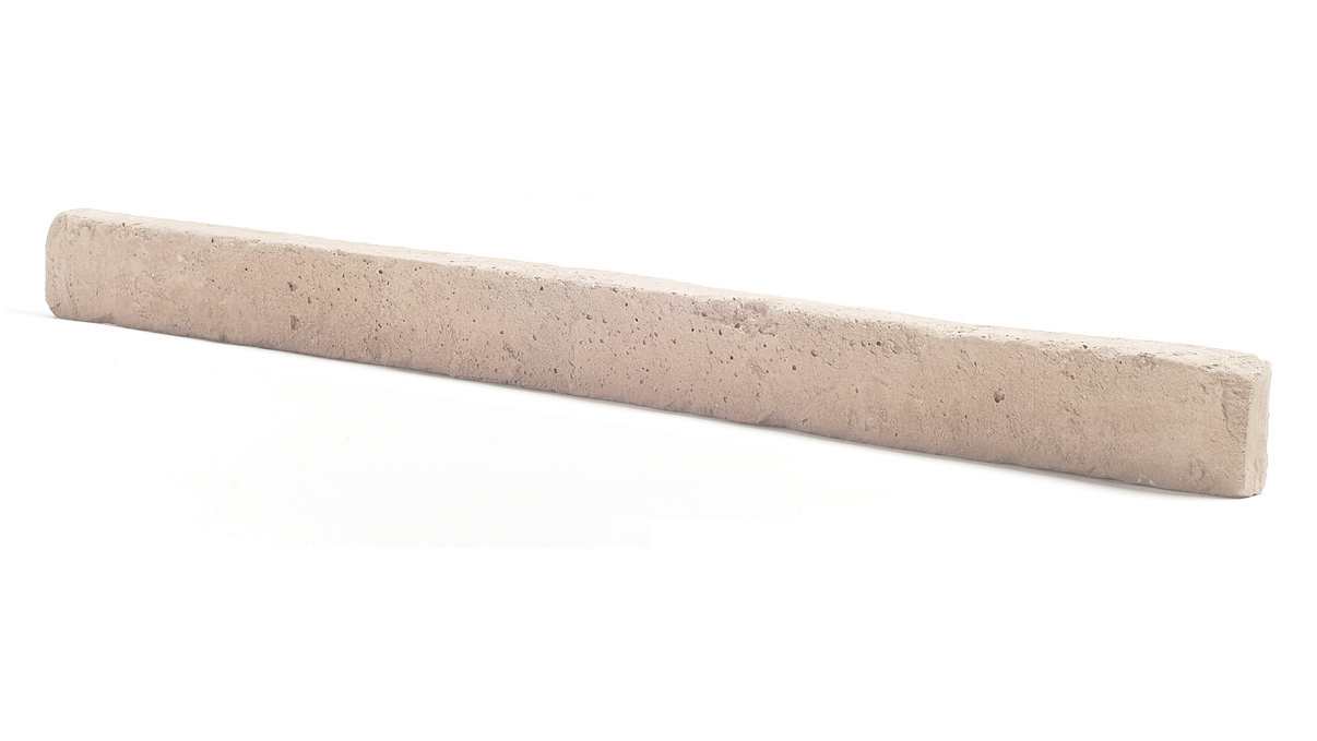 Pojedyncza płytka elewacyjna MaxBerg Long Beige02 w ciepłym beżowym kolorze, pokazana pod kątem na białym tle.