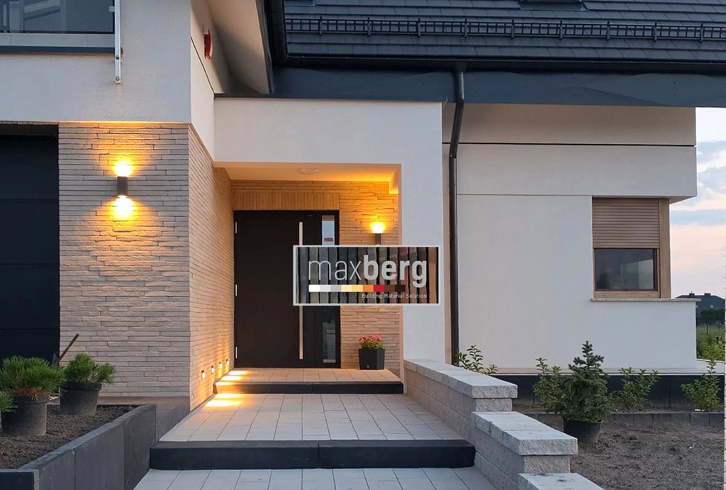 Elewacja domu z płytkami MaxBerg Long Beige przy wejściu